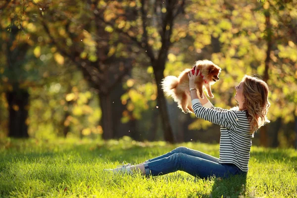 Ung flicka i en solig park — Stockfoto