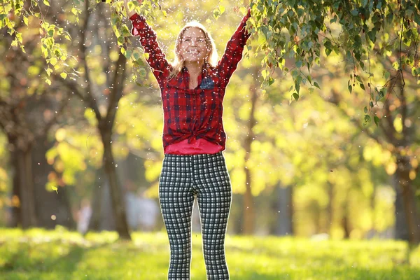 Young happy girl in golden park — Stock Photo, Image