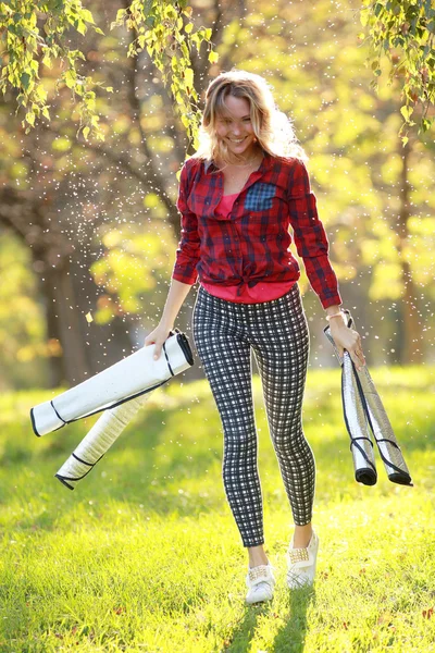 Jovem menina feliz no parque dourado — Fotografia de Stock