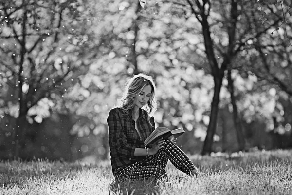 Giovane ragazza in un parco soleggiato — Foto Stock