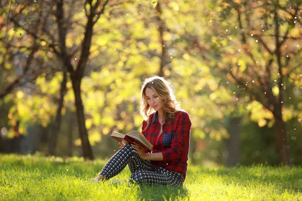 Young girl in a sunny park — Stock Photo, Image