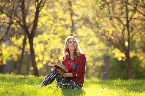 Jong meisje in een zonnige park — Stockfoto