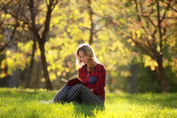 Young happy girl in golden park — Stock Photo, Image