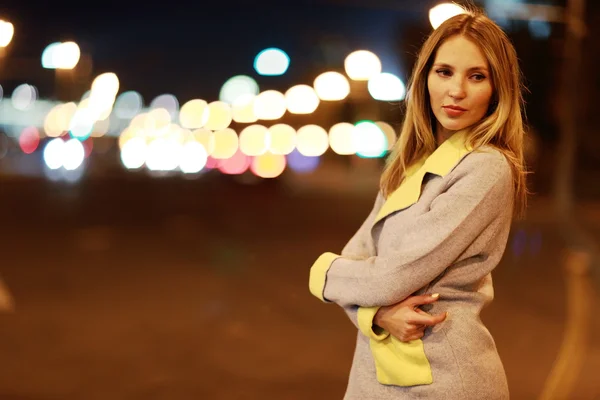 Mulher bonita jovem à noite — Fotografia de Stock