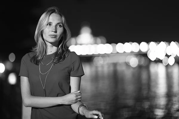 Hermosa mujer joven en la noche — Foto de Stock