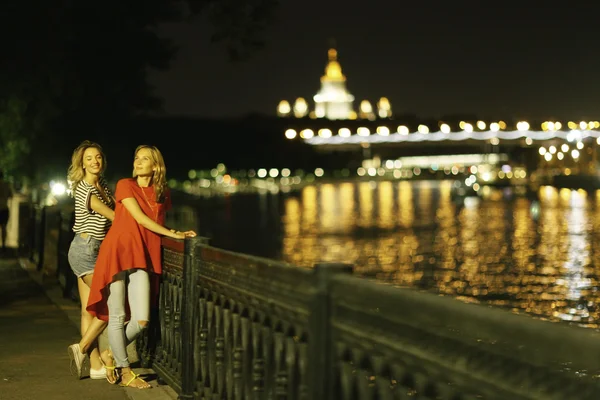 Girls in the autumn city at night — Stock Photo, Image