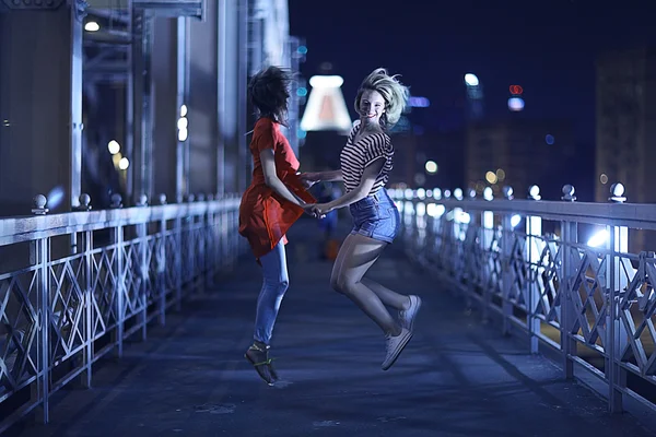 Glückliche Mädchen springen in der Nacht — Stockfoto