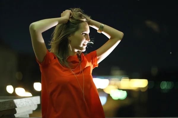 Mulher bonita jovem à noite — Fotografia de Stock