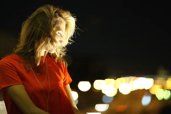 Mulher bonita jovem à noite — Fotografia de Stock