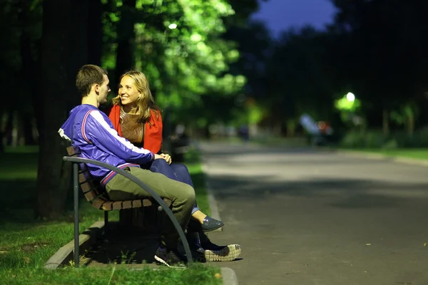 Jonge aantrekkelijke man en vrouw — Stockfoto