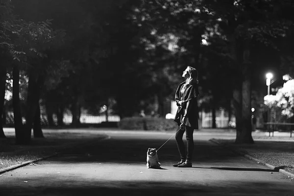 Szczęśliwa dziewczyna spaceru w parku z psem — Zdjęcie stockowe