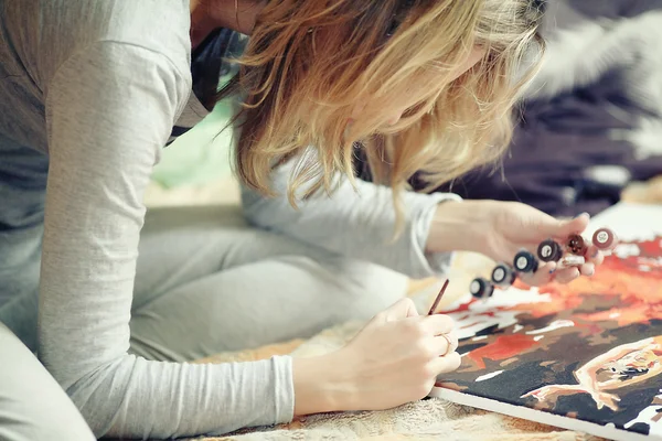 Jovem mulher desenho imagem em casa — Fotografia de Stock