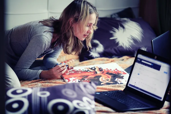 Young woman drawing picture at home — Stock Photo, Image