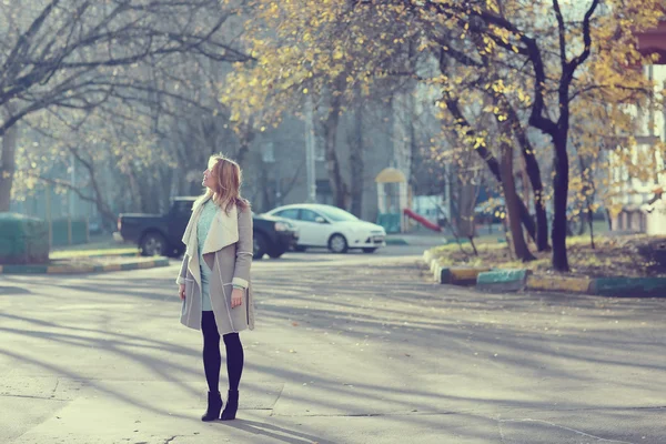 Menina caminhando por Moscou no outono — Fotografia de Stock