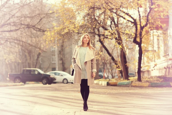 Ung vacker flicka vandrar i staden — Stockfoto