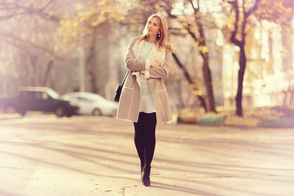 Young beautiful girl walking in city — Stock Photo, Image