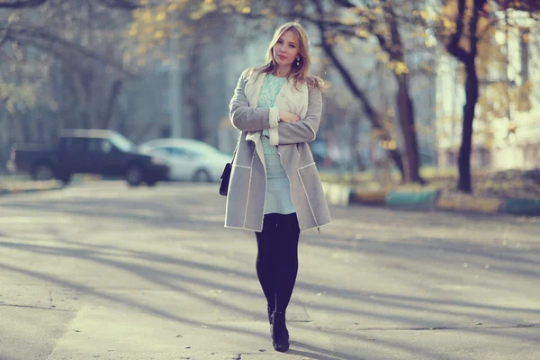 Happy beautiful girl walking in city — Stock Photo, Image