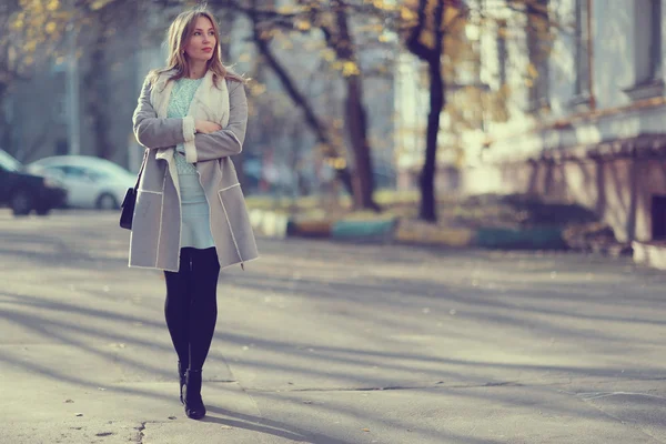 Mädchen spaziert im Herbst durch Moskau — Stockfoto