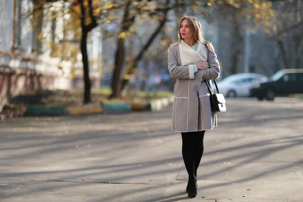 Glücklich schönes Mädchen zu Fuß in der Stadt — Stockfoto