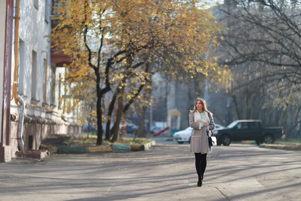 Όμορφη κοπέλα περπάτημα στην πόλη — Φωτογραφία Αρχείου