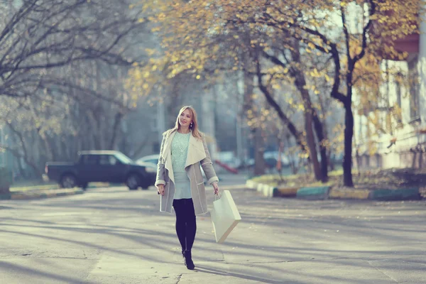 도시에서 걷는 아름 다운 소녀 — 스톡 사진