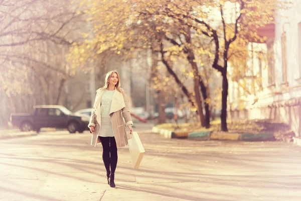 Девушка, идущая по Москве осенью — стоковое фото
