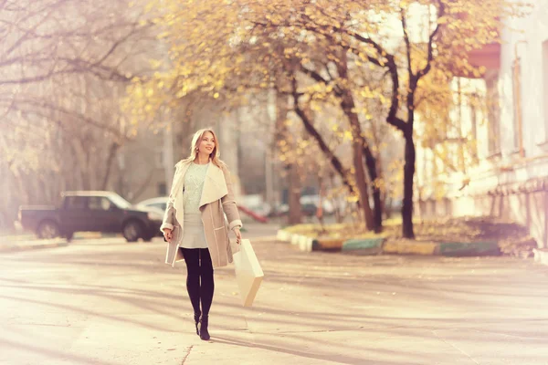 Fille marche à travers Moscou en automne — Photo