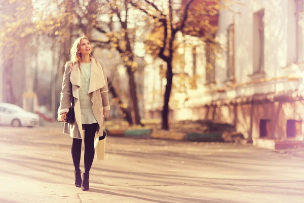 Young beautiful girl walking in city — Stock Photo, Image