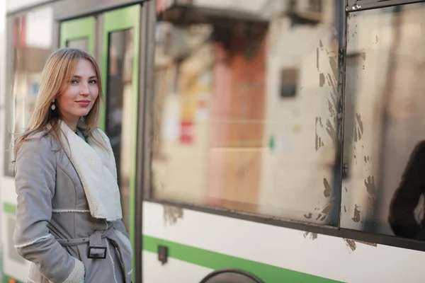 Menina bonita feliz andando na cidade — Fotografia de Stock