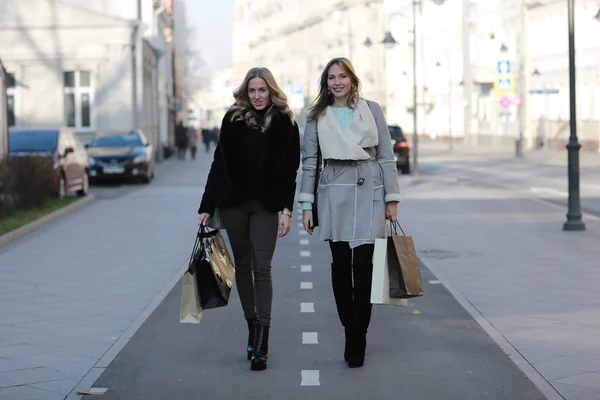 Девочки, гуляющие по Москве — стоковое фото