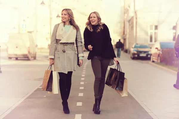 Young women walking in city — Stock Photo, Image