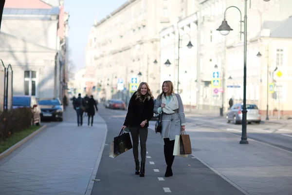 Jeunes femmes marchant en ville — Photo