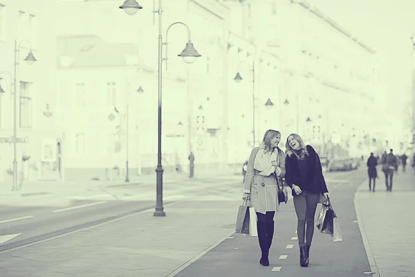Молодые женщины, гуляющие по городу — стоковое фото