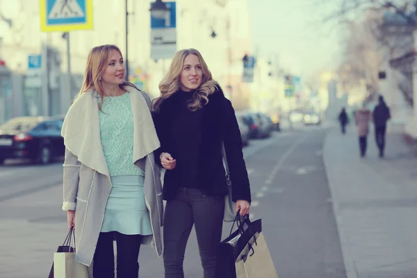 Giovani donne che camminano in città — Foto Stock