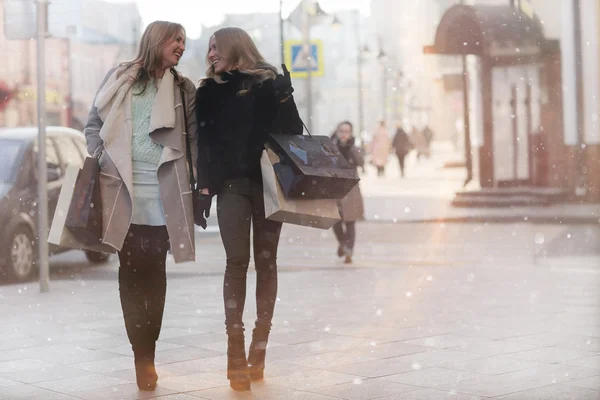 Όμορφα κορίτσια περπατώντας μέσα από Μόσχα — Φωτογραφία Αρχείου