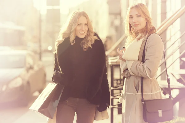 Due belle giovani ragazze — Foto Stock