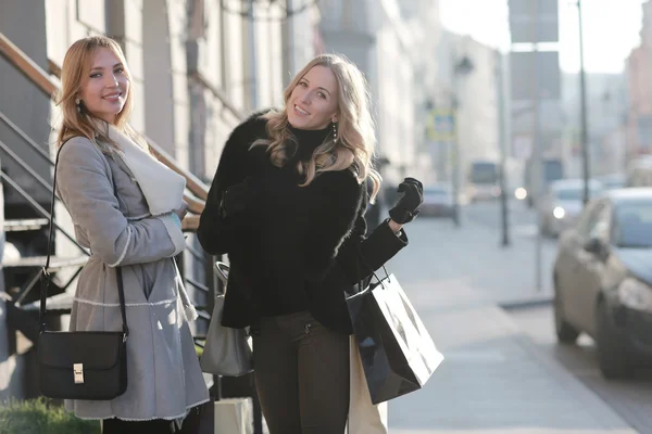 Beautiful Girls walking through Moscow — Stock Photo, Image