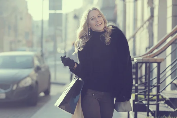 Young beautiful girl walking in city — Stock Photo, Image