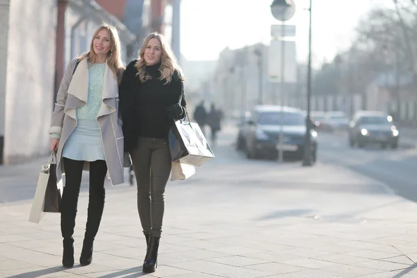 Two friends walking in city — Stock Photo, Image