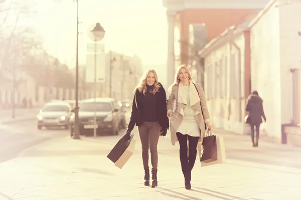 Mujeres jóvenes caminando en la ciudad — Foto de Stock