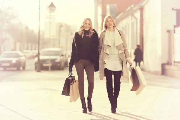 Two friends walking in city — Stock Photo, Image