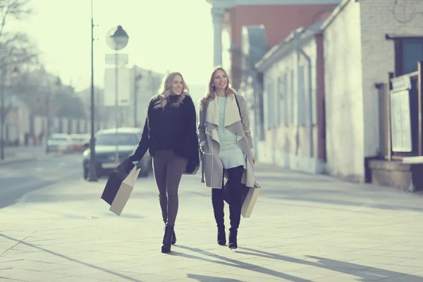 Hermosas chicas caminando por Moscú — Foto de Stock