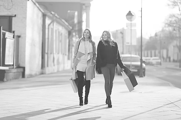 Mujeres jóvenes caminando en la ciudad — Foto de Stock
