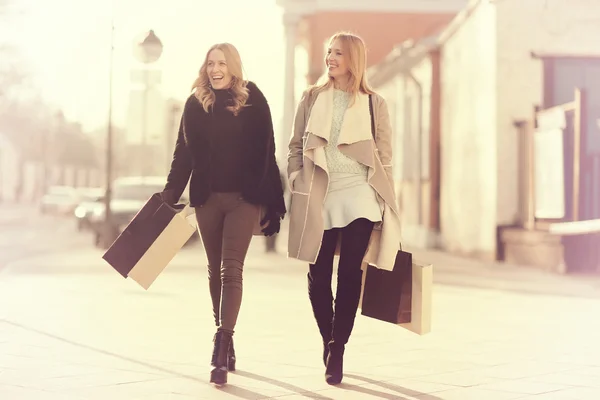 Two friends walking in city — Stock Photo, Image