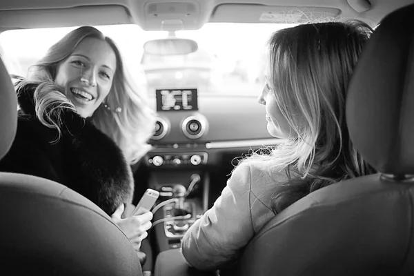 Уверенные женщины, сидящие в машине — стоковое фото
