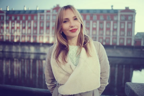 Chica caminando por Moscú en otoño —  Fotos de Stock