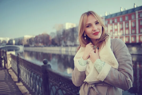 Girl walking through Moscow in Autumn — Stock Photo, Image