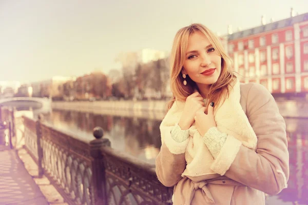 Felice bella ragazza a piedi in città — Foto Stock