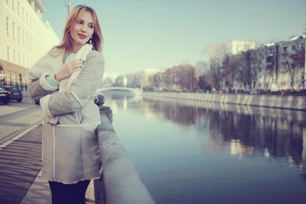 Menina caminhando por Moscou no outono — Fotografia de Stock