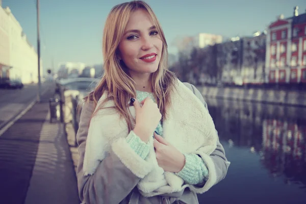 Gelukkig mooi meisje lopen in de stad — Stockfoto